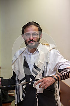 Orthodox cleans the place of tefillin after prayers