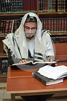 Orthodox learns Torah