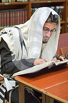 Orthodox learns Torah