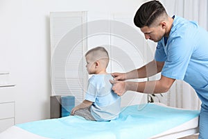 Ortopedico indagine bambini clinica. scoliosi trattamento 