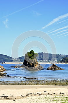 Rocas en Playa entre Playa en,,.. Europa. Septiembre 28 2019 