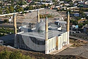 The mosque with the Sulayman Too Mountain in the background.