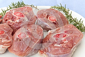 Mäso osobuco surové turecko na pečenie v rúre.