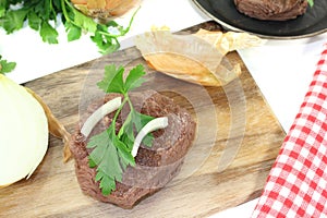 Ostrich steaks with sharp onions