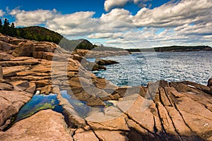 Otter Cliffs and the Atlantic Ocean in Acadia National Park, Mai