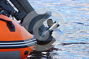 Outboard motor leg with boat propeller