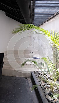 Outdoor bath tub with palm trees and rafters