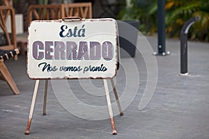 Outdoor closed sign in Spanish