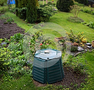 Outdoor composting bin for recycling kitchen and garden organic waste