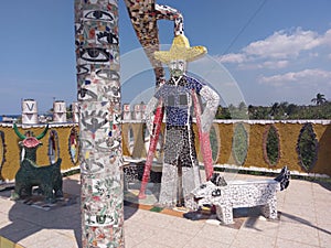 outdoor structure, recreation, sculpture, art, totem pole, pole, ski