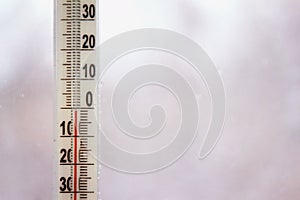 Outdoor thermometer with negative mark temperature