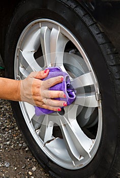 Outdoor tire car wash with sponge