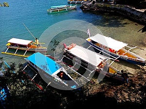 Outrigger boats beached for sightseeing stop on Governor`s Island, Hundreed Islands National Park, Alaminos, Philippinnes