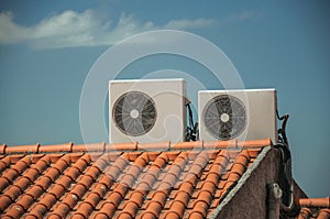 Afuera de el aire aire acondicionado instalación sobre el techo 