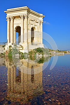 Página lleno Agua reflexión de Agua la Torre sobre el paseo en del sur Francia 