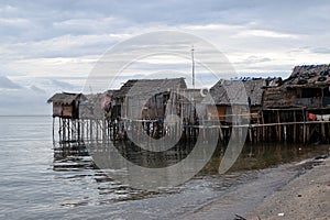 Attraverso Acqua povero capanna case costruito secondo indigeno le Filippine 