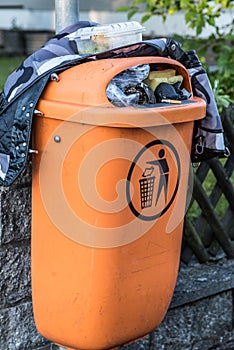 Overfilled trash can - residual waste