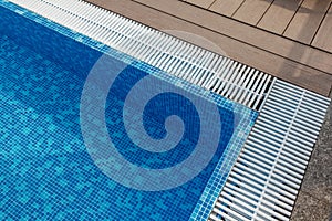Overflow grilles for swimming pools. Tap water at the edge of the bowl. System. Sections. Hygiene