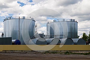 Overground thermal insulated cylindrical bitumen storage tanks.