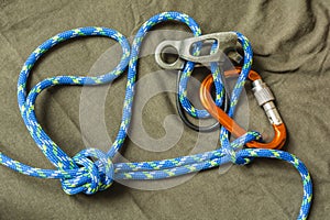 Overhand knot with draw-loop.