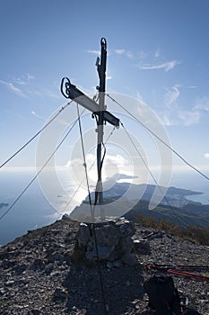 The overhang of the cross