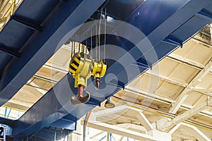 Overhead traveling crane with steel hooks