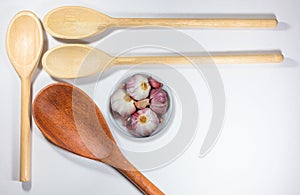 Horná z kuchyňa umývadlová zobrazenie z drevený lyžica klinček z cesnak 