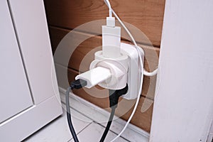 Overloaded outlet with an extension and many sockets plugged in, risk of fire and short circuit in a wooden house