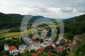 Colorato la città verde la Valle secondo un fiume un campo bellezza 