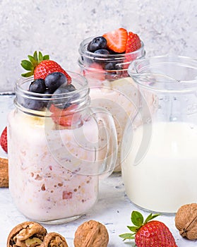 Overnight oats with berries and almond milk