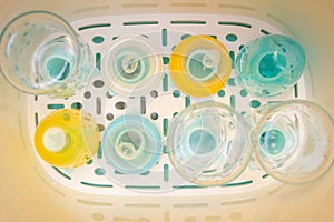 Overview inside a baby bottle sterilizer in which there are bottles and tetines to sterilized