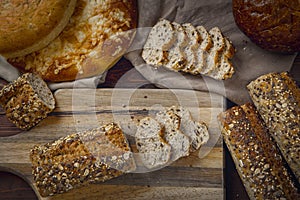 Overview of various breads and slices of bread