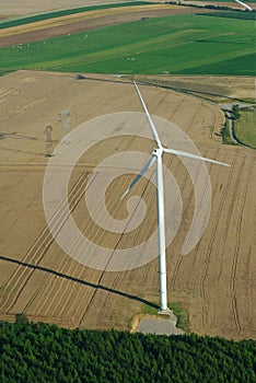 Overview of a windturbine and yellow field