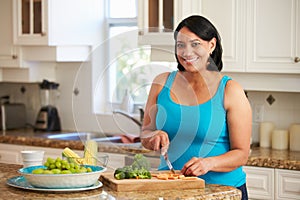 Sovrappeso una donna preparazione verdure la cucina 