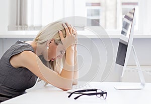 Propracovaný a frustrovaný mladá žena před počítač 