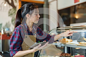 The owner is counting the number of bakeries from the tablet in his hand. Check your customer's order to see