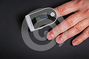 Oximeter for measuring pulse and oxygenation of the lungs on the finger