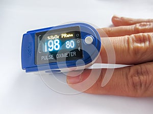 Oximeter to determine the percentage saturation of oxygen in hemoglobin