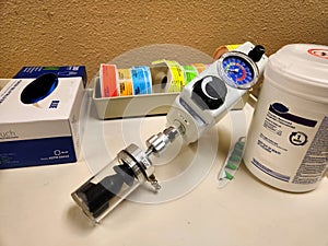 Oxygen flow meter with labels, gloves, wipes