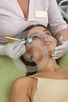 Oxygen mesotherapy. Cosmetic peeling procedure. Non-injection mesotherapy for a young girl in a beauty salon.