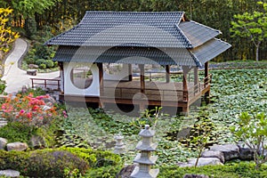 Pagoda japonesa en jardin zen photo