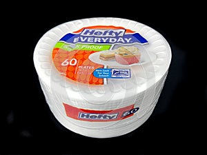 Package of Hefty Everyday Soak Proof Plates