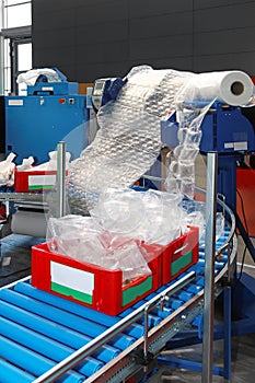 Packaging cushioning system photo