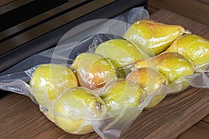 Packing fresh pears with a vacuum packer for long-term storage