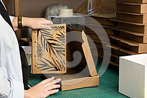 Packing goods in cardboard boxes