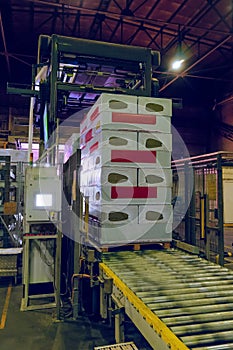 Packing rolling conveyor with stacked products