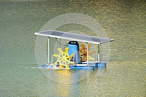 Paddle wheel aerator using solar energy panel