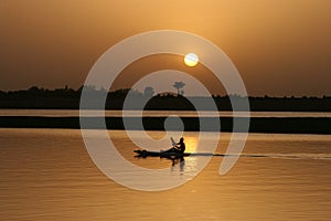 Remando sobre el Agua sobre el atardecer 