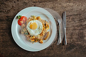 Pad Thai noodles with Omelette and tomato on wooden table