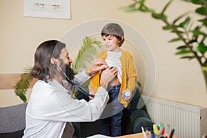 Paediatrician doctor examining a child in comfortabe medical office